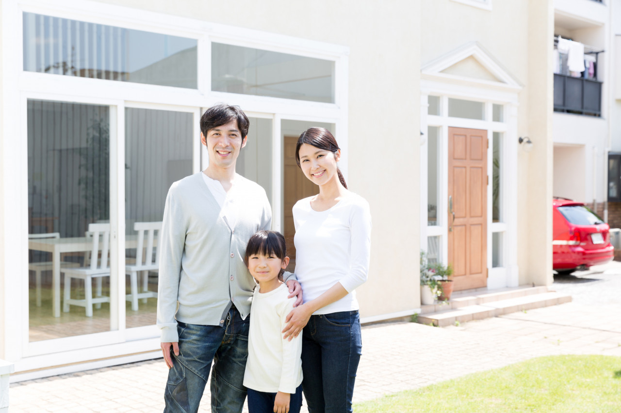 家のまで写真撮る家族